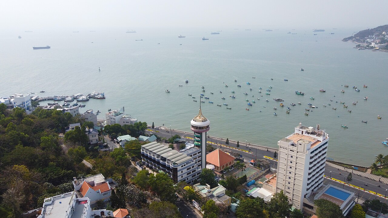 Vịnh biển Vũng Tàu với nhiều tàu thuyền