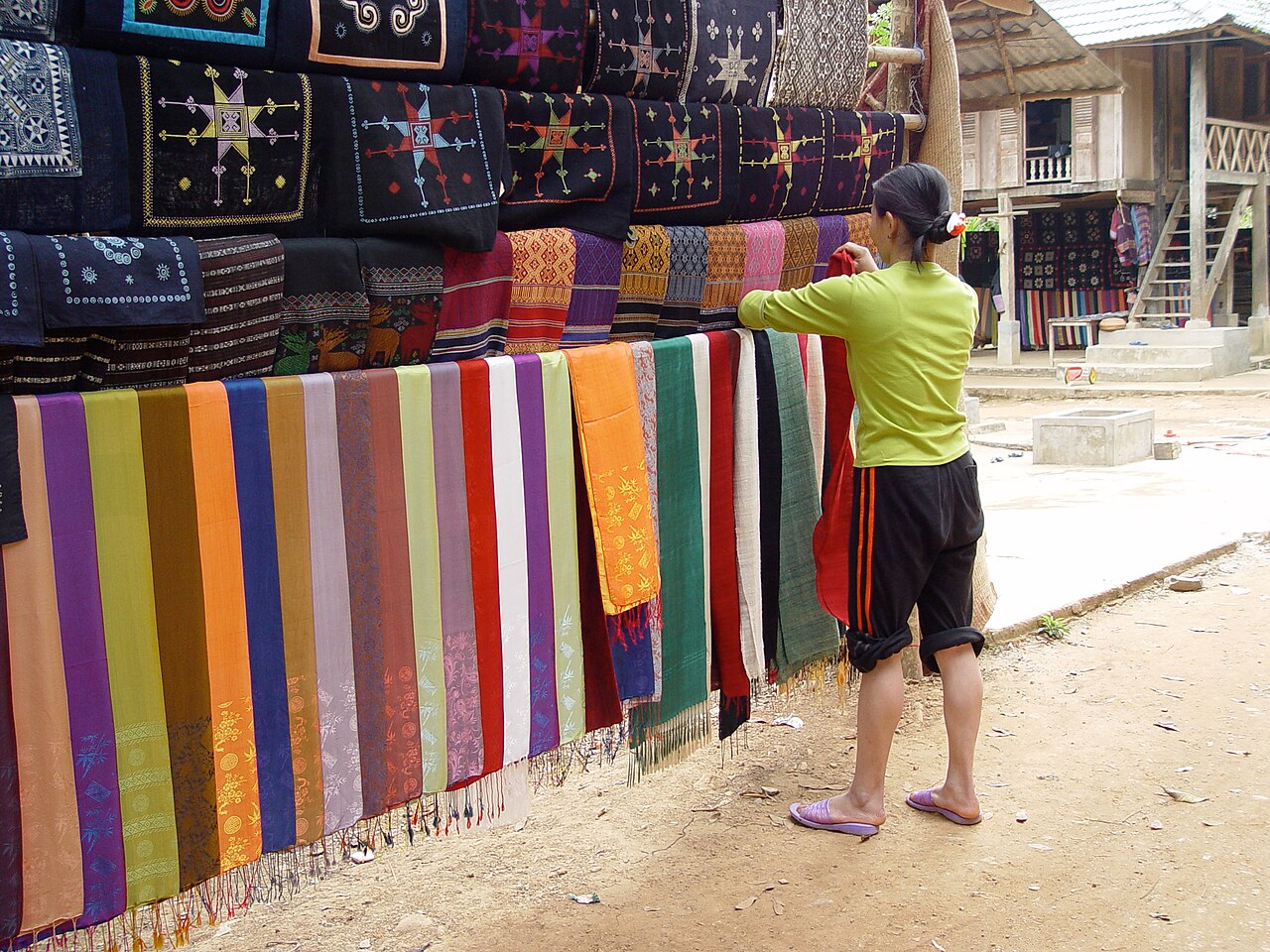 Sản phẩm thổ cẩm bày bán ở Mai Châu