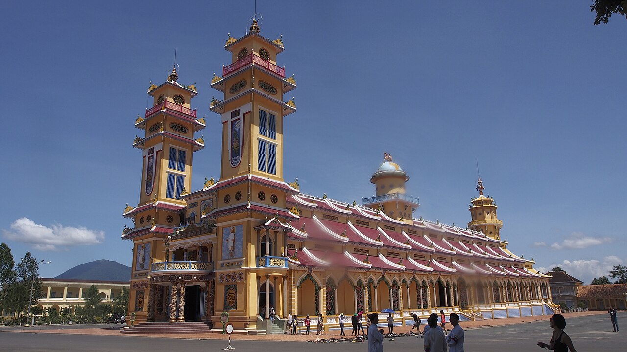 Mặt tiền nhiều màu sắc của Tòa Thánh