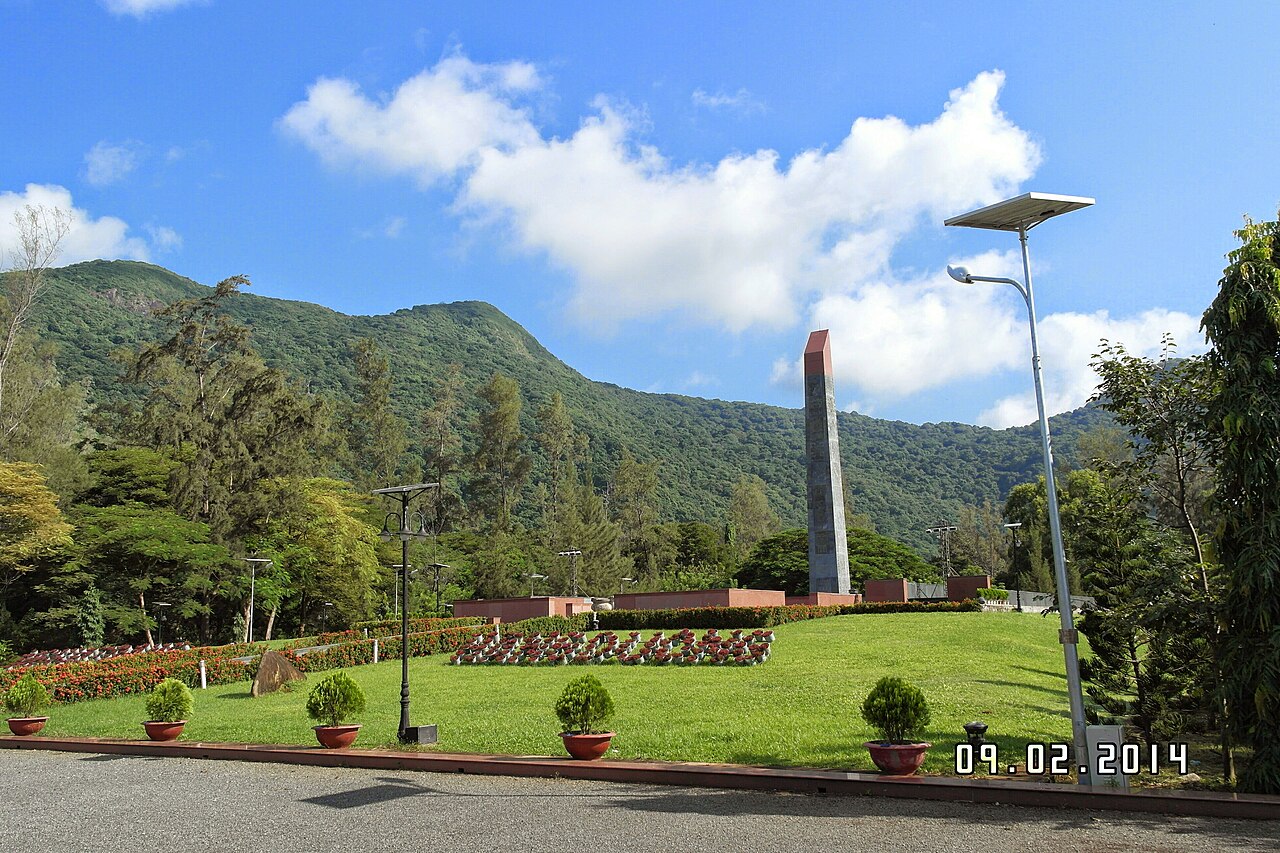 Đài tưởng niệm tại nghĩa trang Hàng Dương