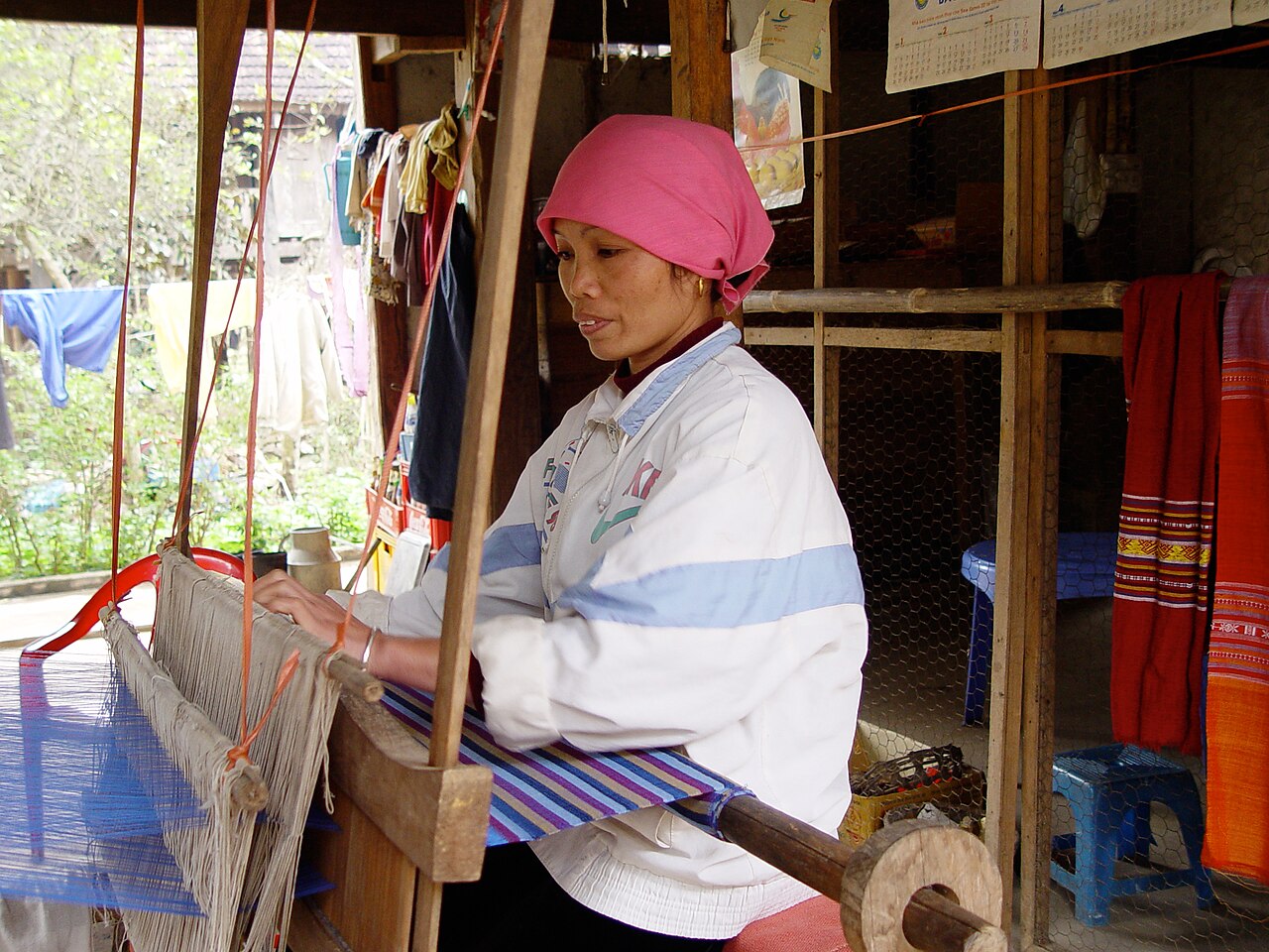 Phụ nữ Thái dệt thổ cẩm