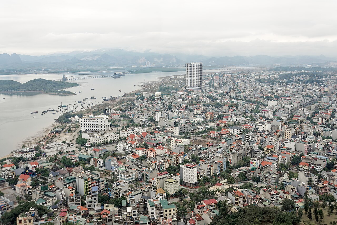 Thành phố Hạ Long ven vịnh