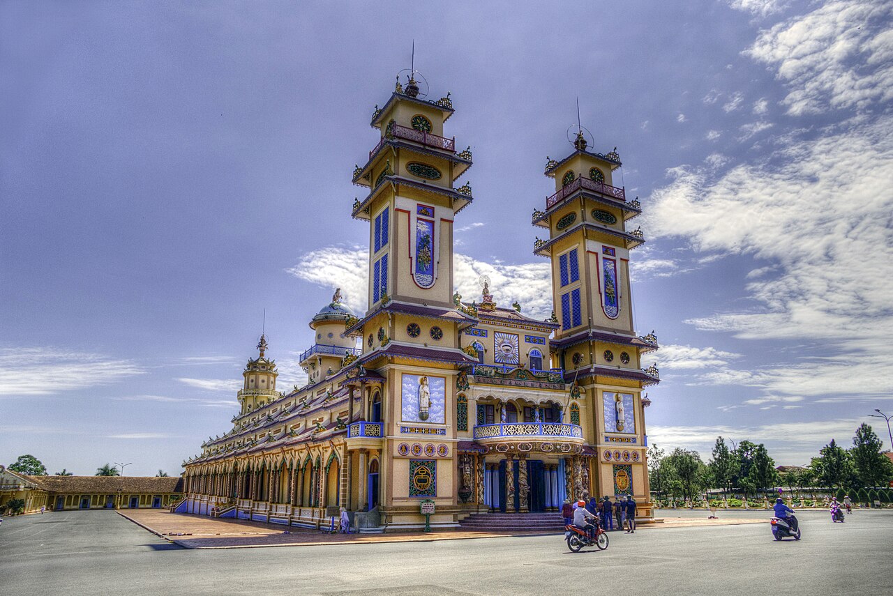 Tòa Thánh Cao Đài Tây Ninh với hai tháp chuông