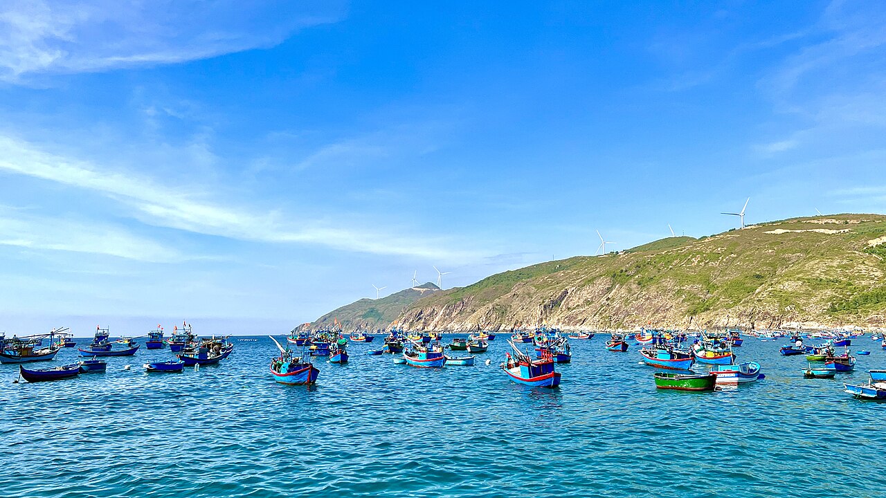 Thuyền đánh cá ở làng chài Nhơn Lý