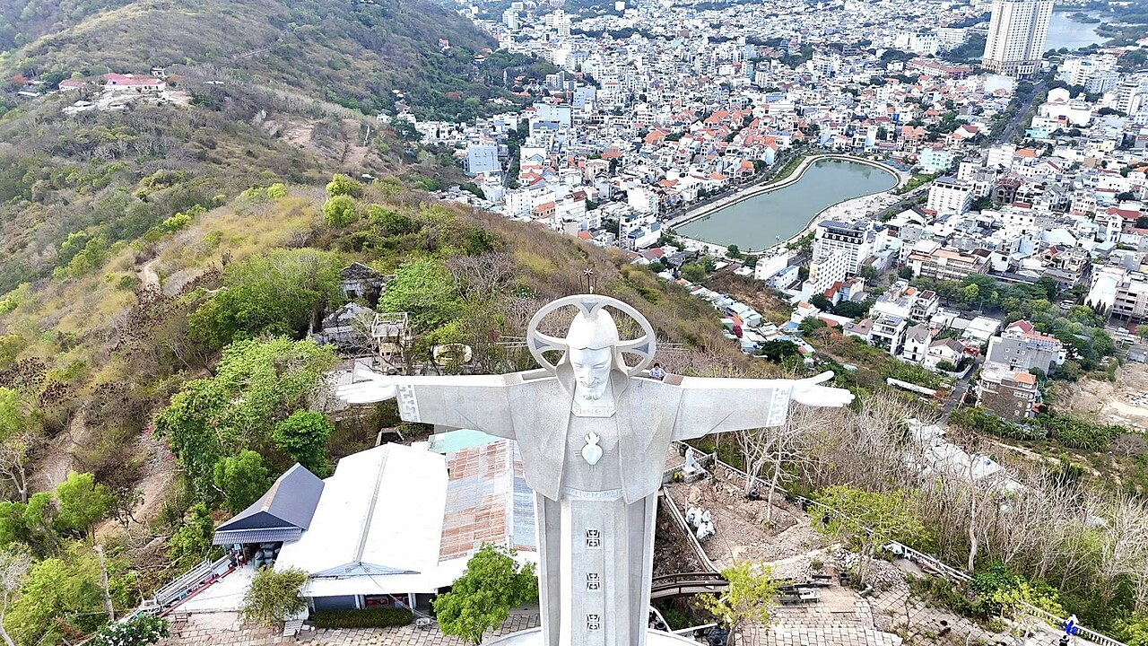 Tượng Chúa Kitô Vua nhìn từ trên cao