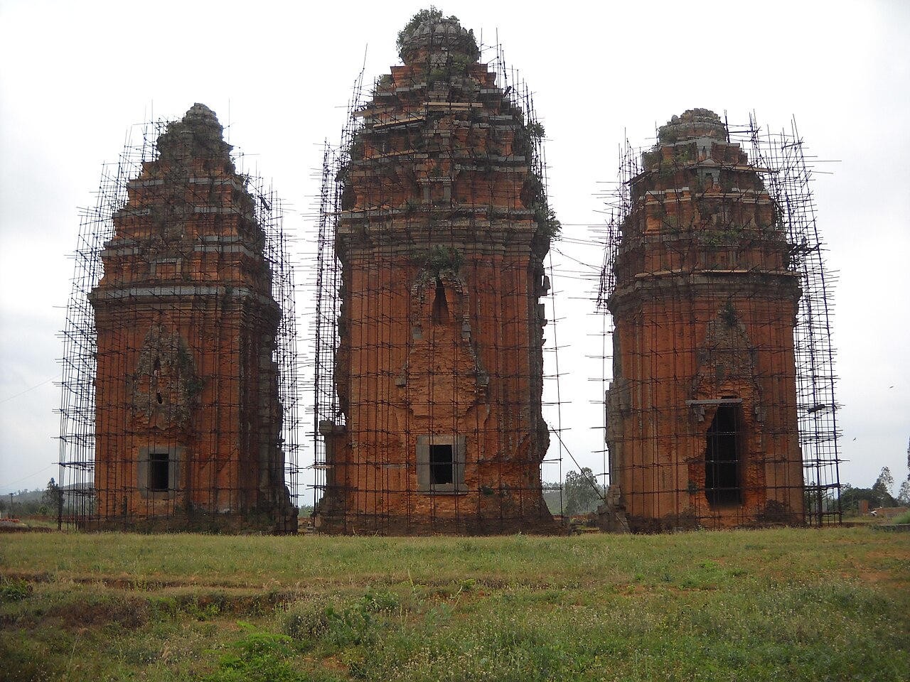 Ba ngọn tháp Dương Long ở Tây Sơn