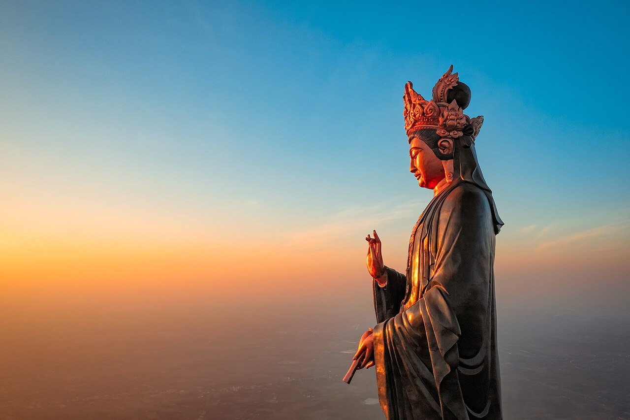 Tượng Phật Bà trong ánh hoàng hôn