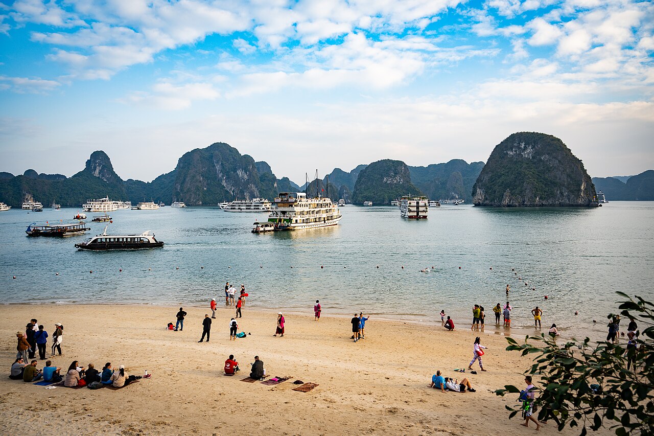 Bãi tắm đảo Ti Tốp trên vịnh Hạ Long