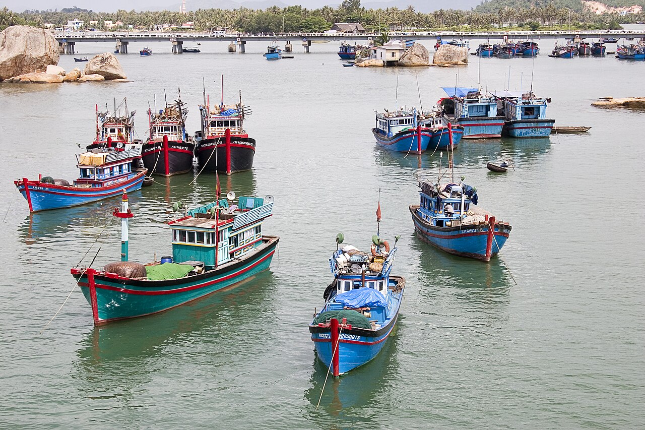 Thuyền đánh cá nhiều màu sắc ở Nha Trang