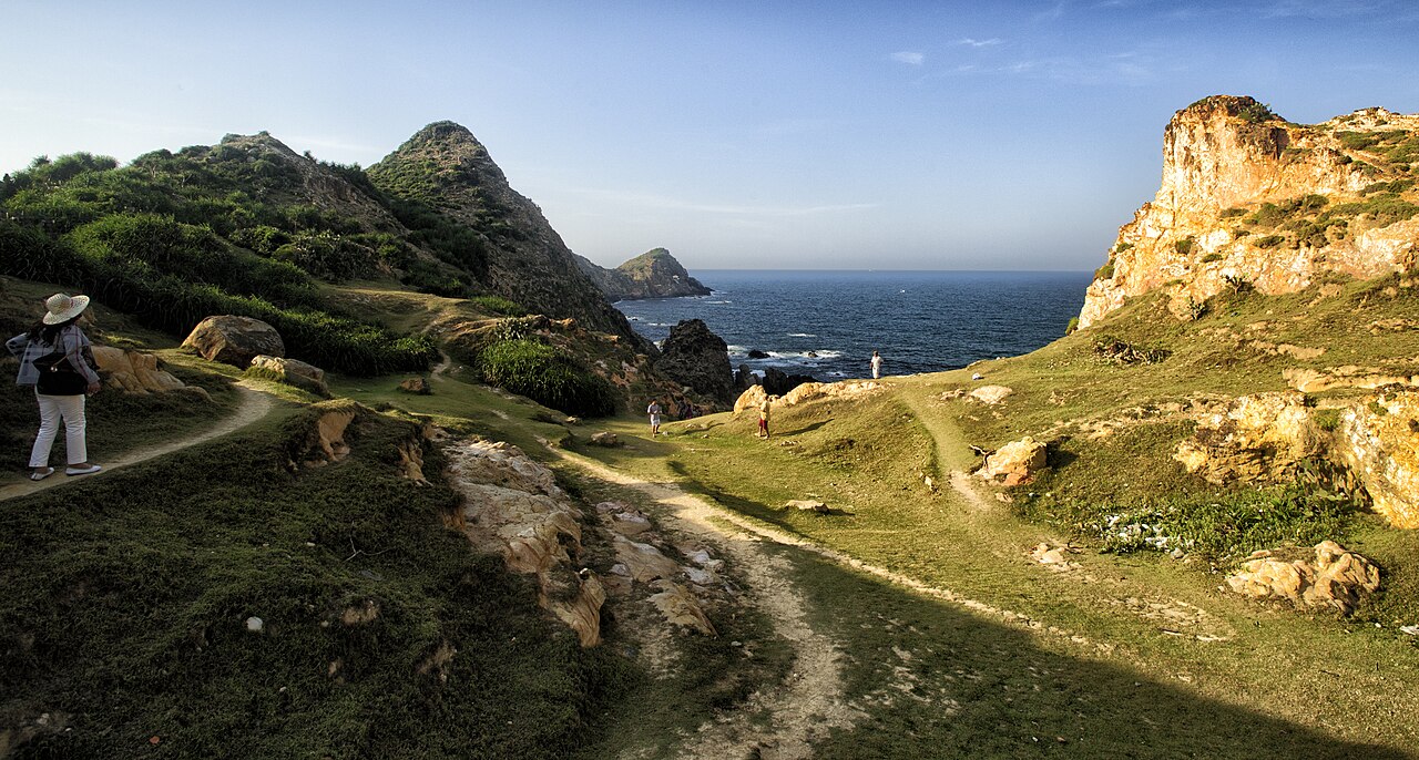 Con đường ven vách đá ở Eo Gió