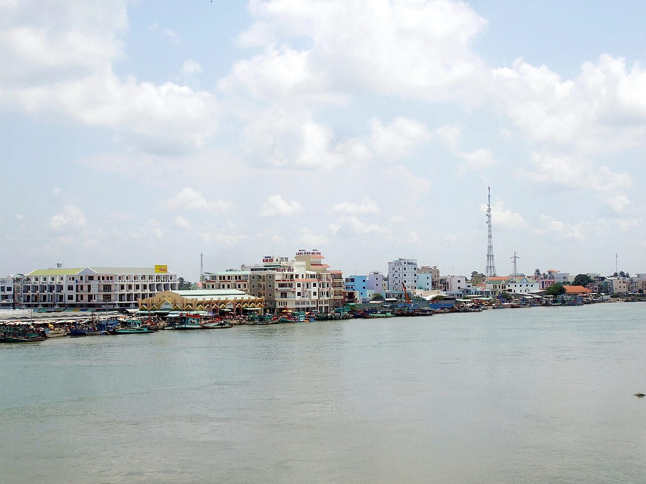 Phố thị Hà Tiên bên sông