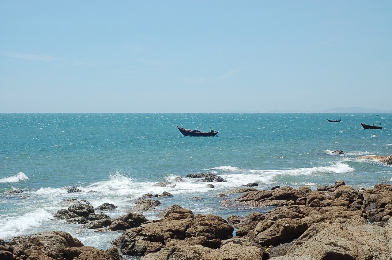 Bờ đá và biển xanh ở Mũi Né
