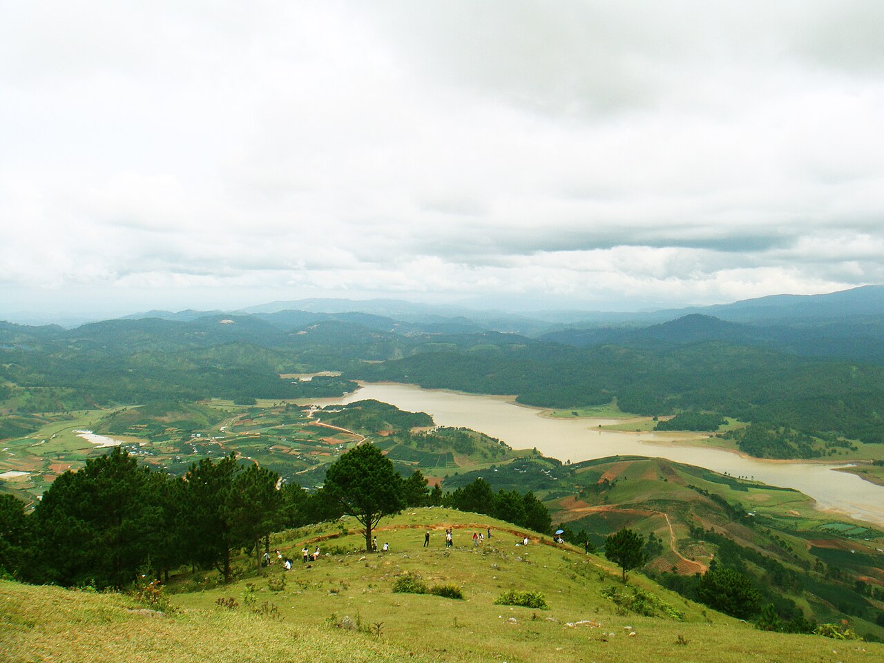 Núi Langbiang nhìn từ xa