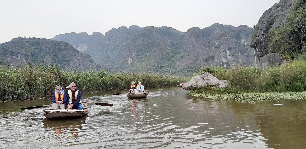 Thuyền nan trên đầm Vân Long
