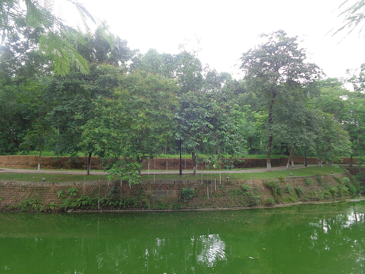 Tường thành đá cổ của Thành nhà Hồ