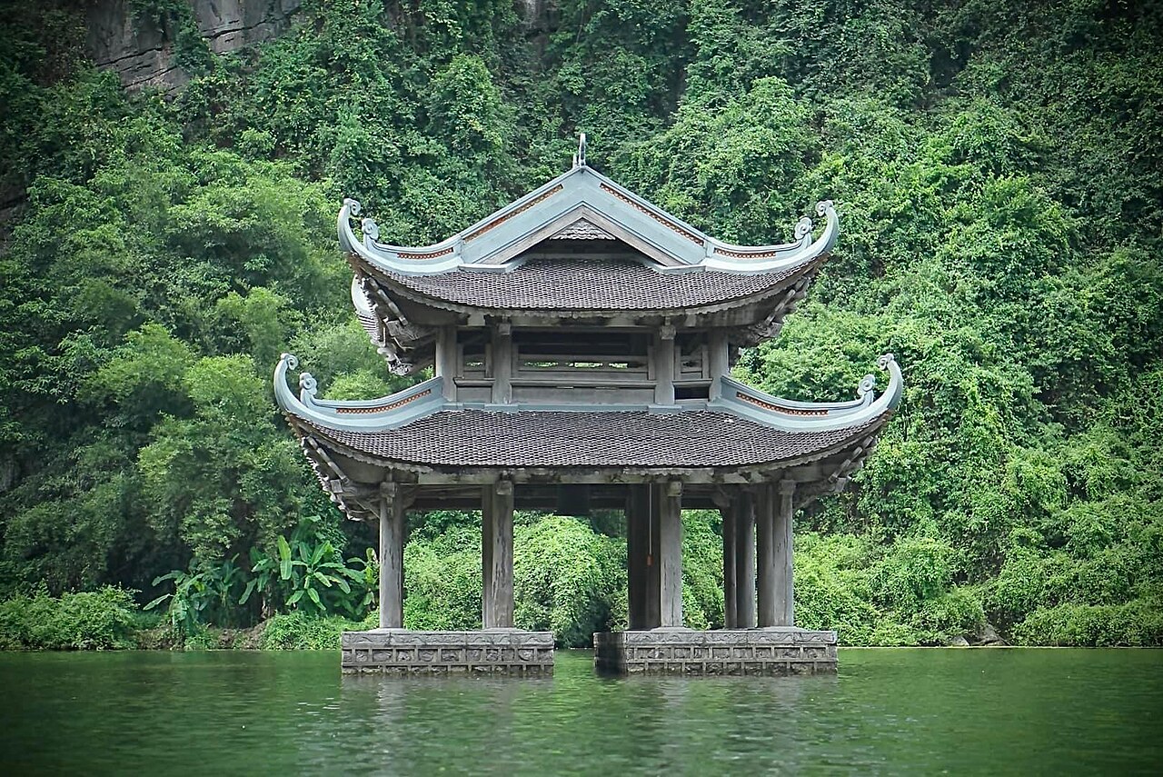 Ngôi đền giữa sông nước Tràng An
