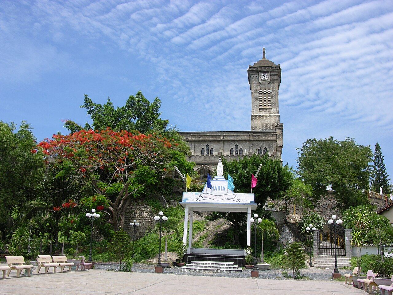 Nhà thờ Núi Nha Trang với tháp chuông cao