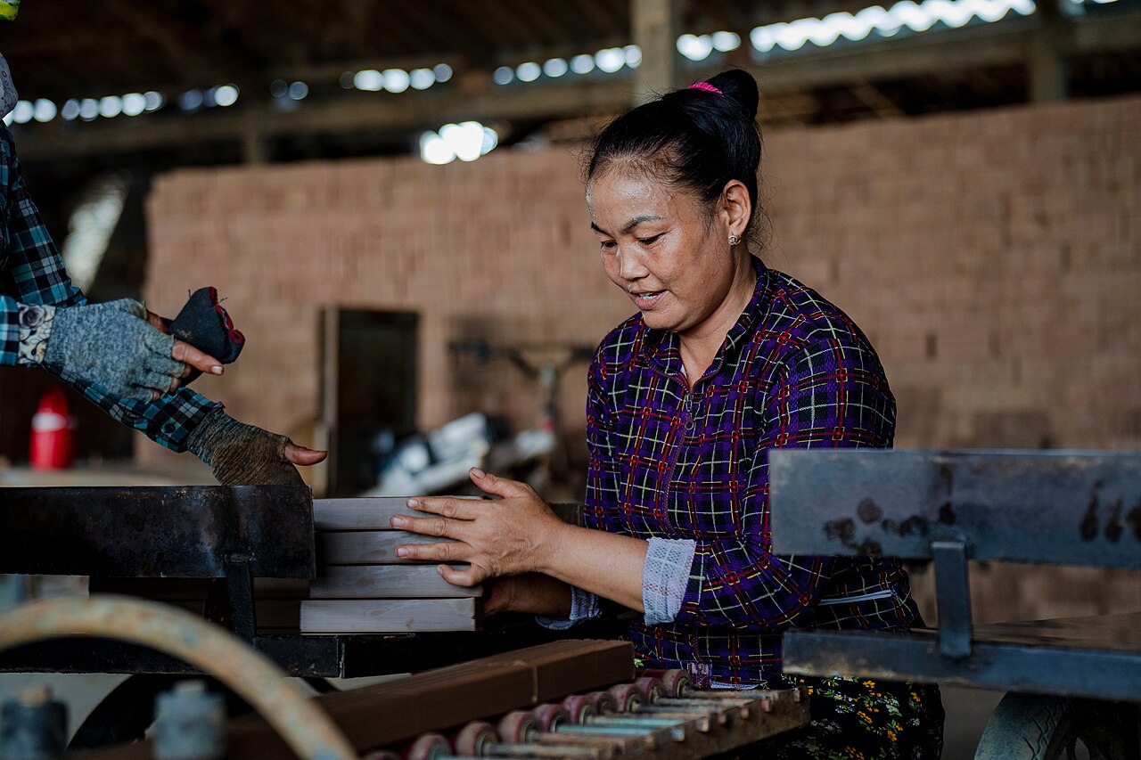 Người thợ làm gạch ở Mang Thít