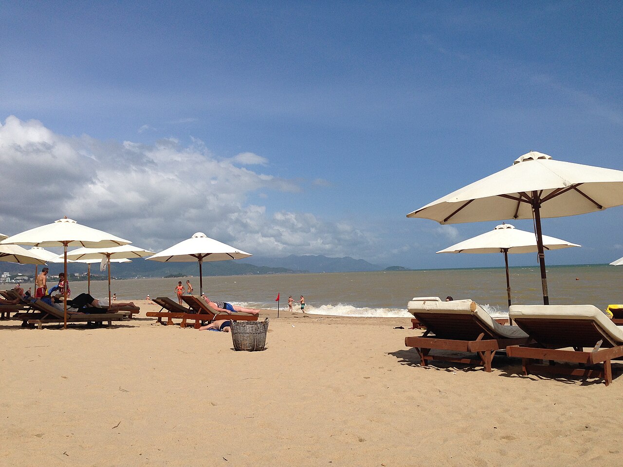 Hàng dù và ghế nằm trên bãi biển Nha Trang
