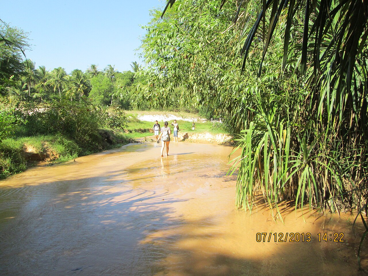 Du khách lội suối ở Suối Tiên, Mũi Né
