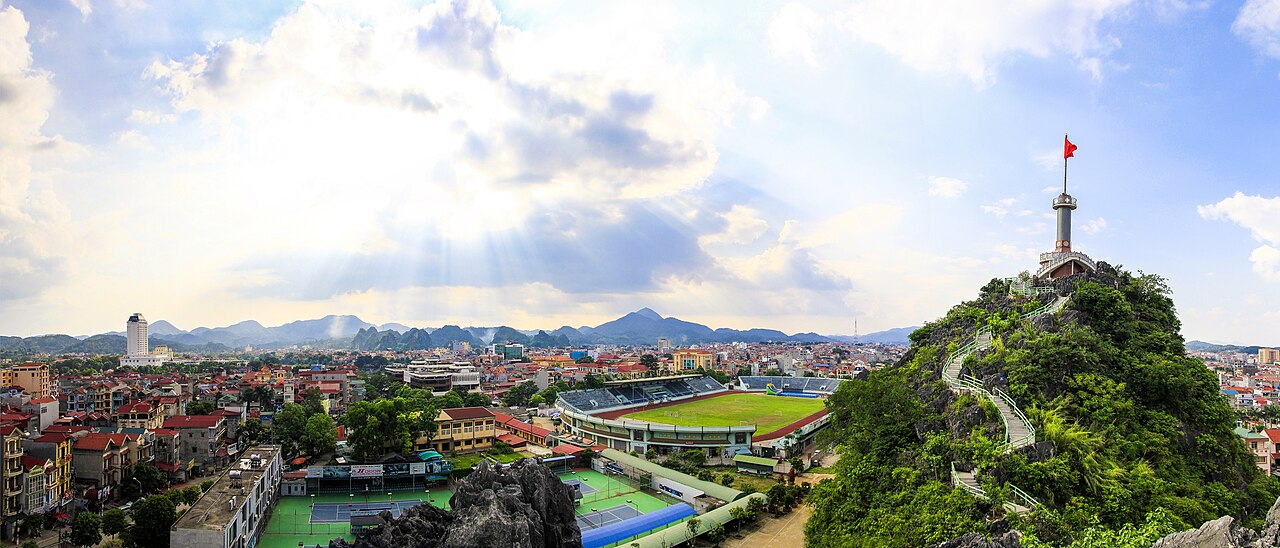 Cột cờ trên đồi nhìn xuống thành phố Lạng Sơn