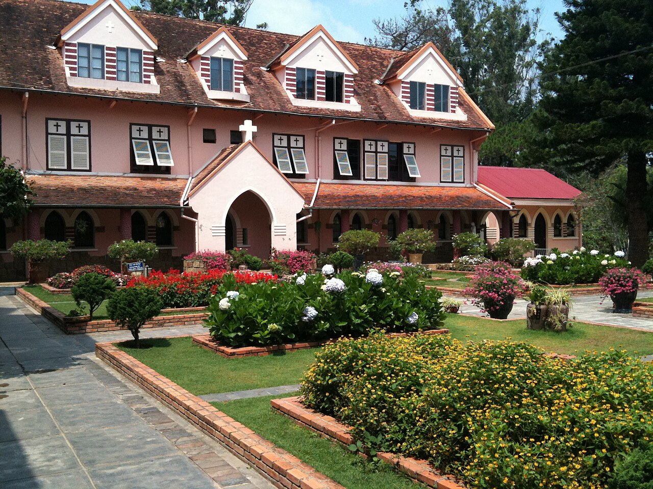 Sân vườn đầy hoa của Domaine de Marie