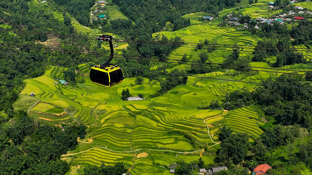 Cabin cáp treo Fansipan bay trên ruộng bậc thang