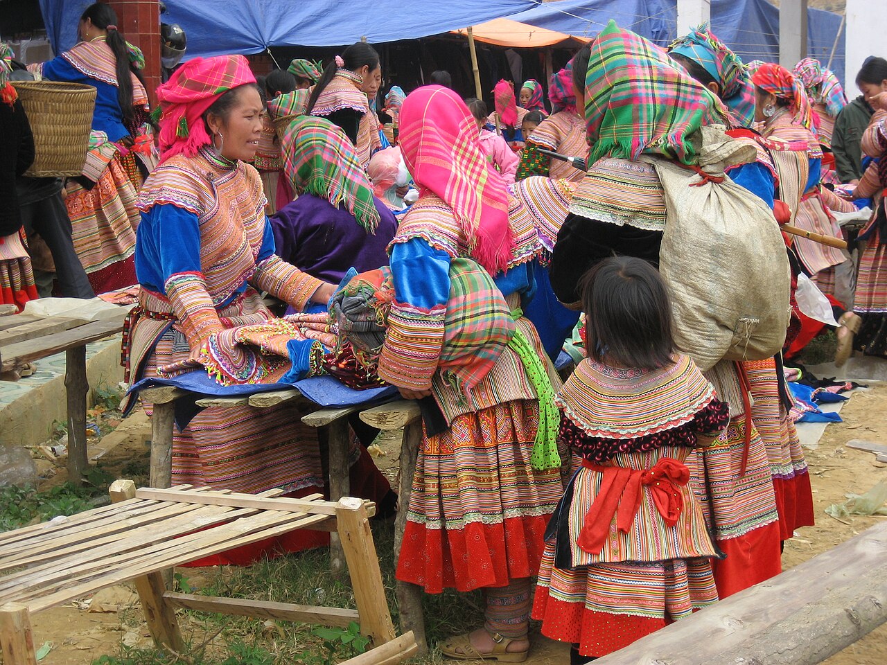 Chợ Cán Cấu họp trên triền đồi