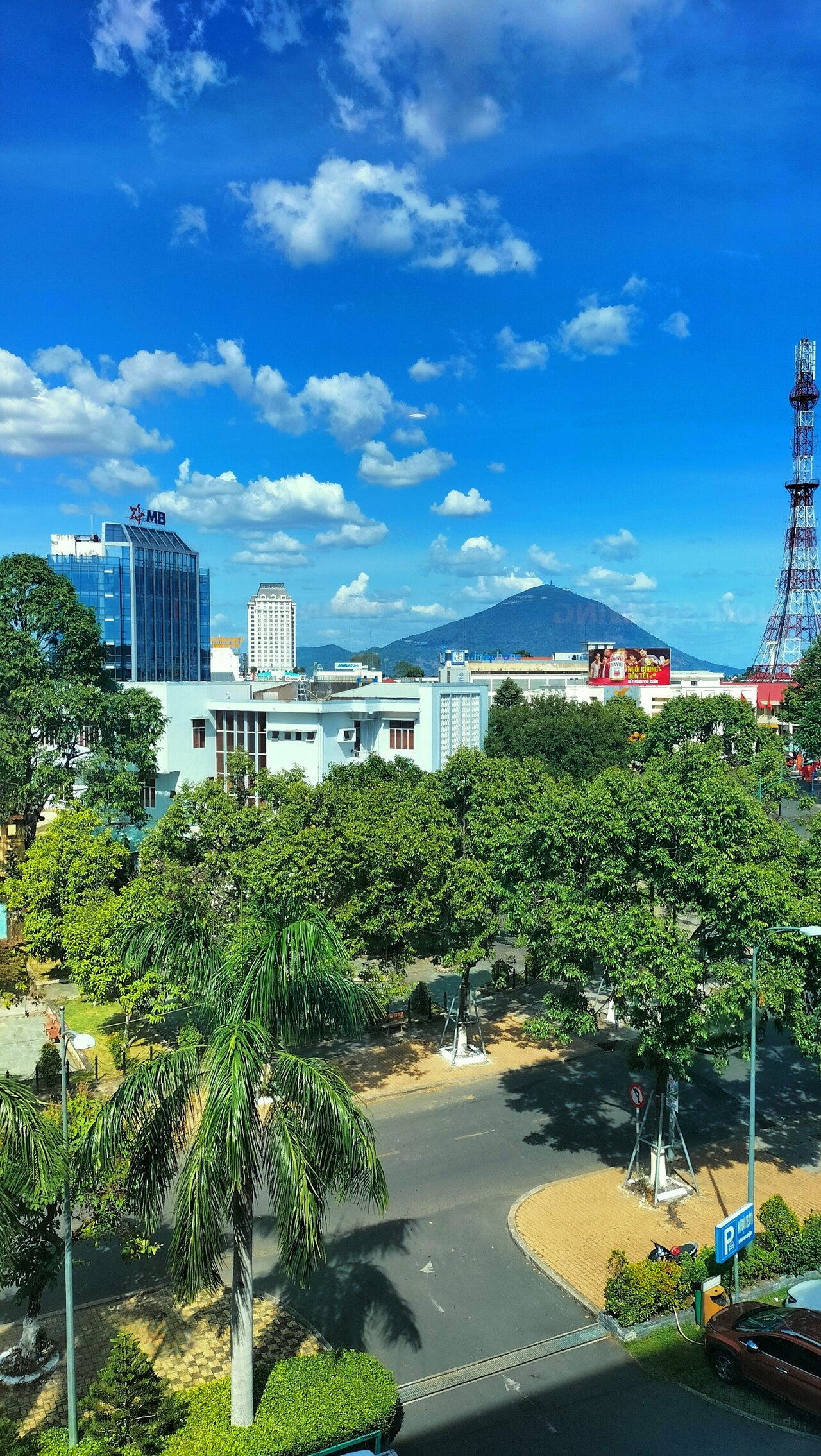 Núi Bà Đen nhìn từ trung tâm Tây Ninh