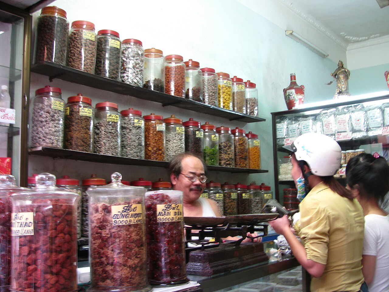 Cửa hàng ô mai trên phố Hàng Đường