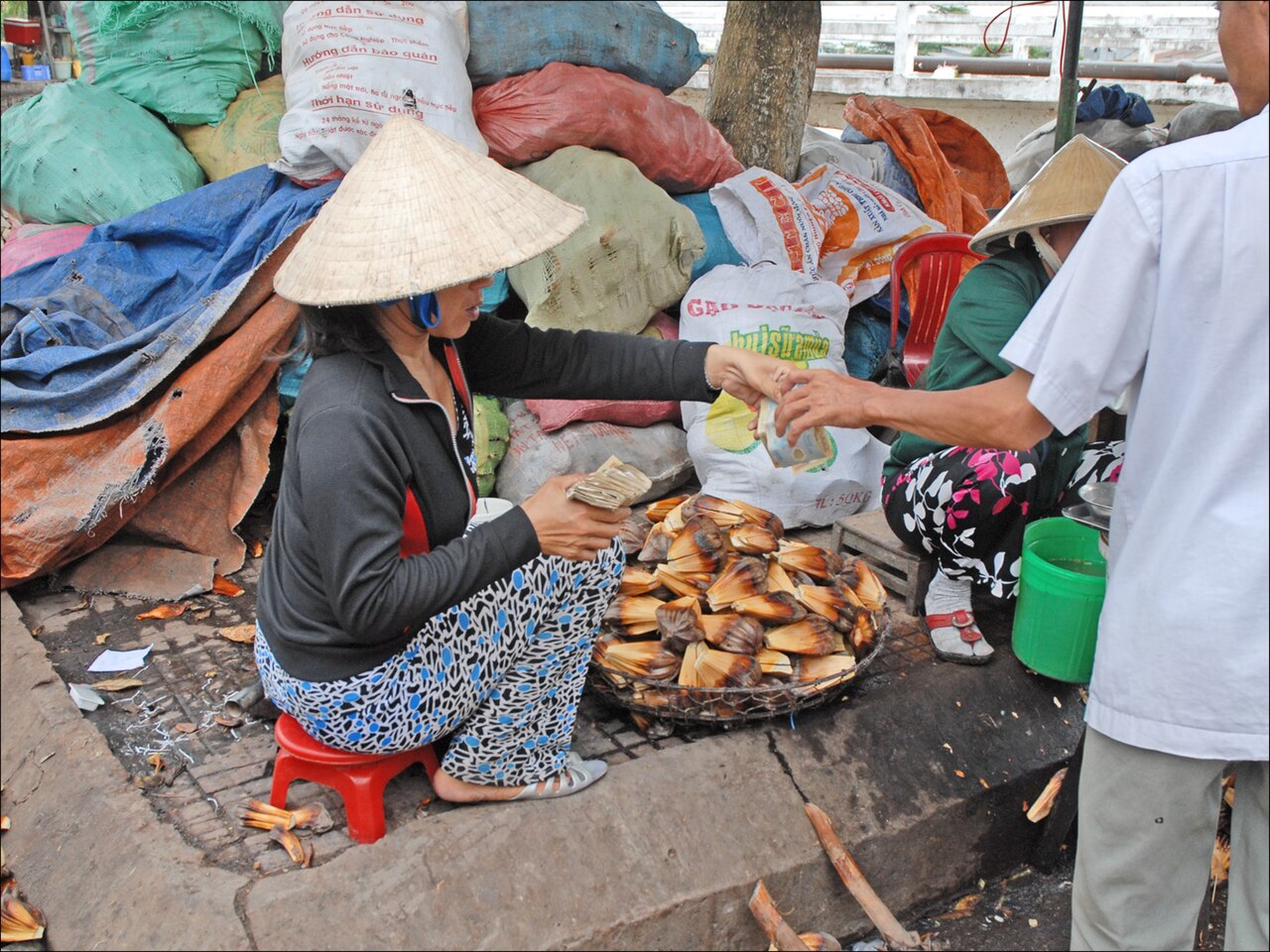 Người dân mua bán ở chợ Sa Đéc