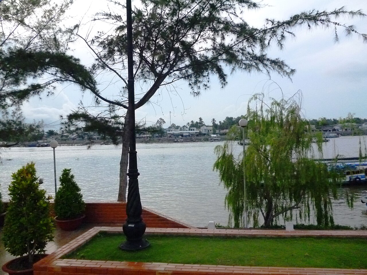 Bến nước Ninh Kiều bên sông