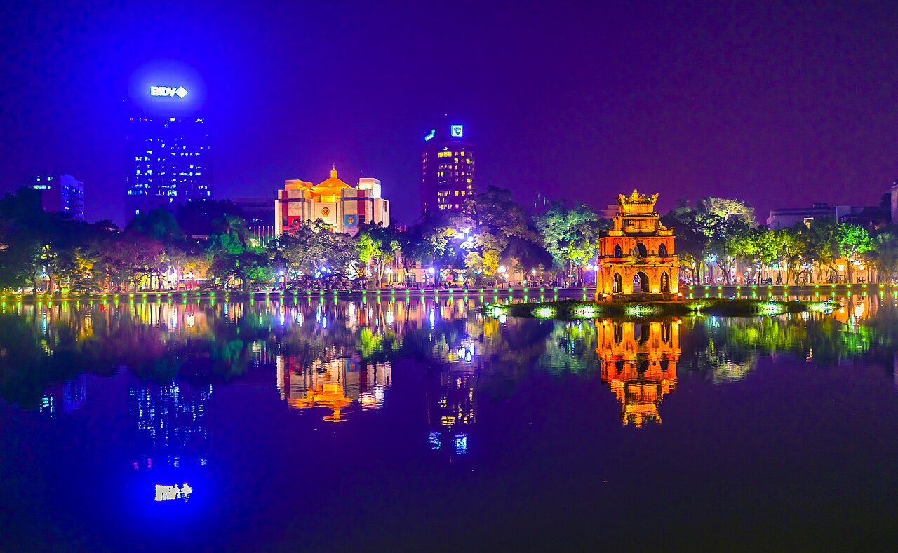 Hồ Hoàn Kiếm lung linh về đêm
