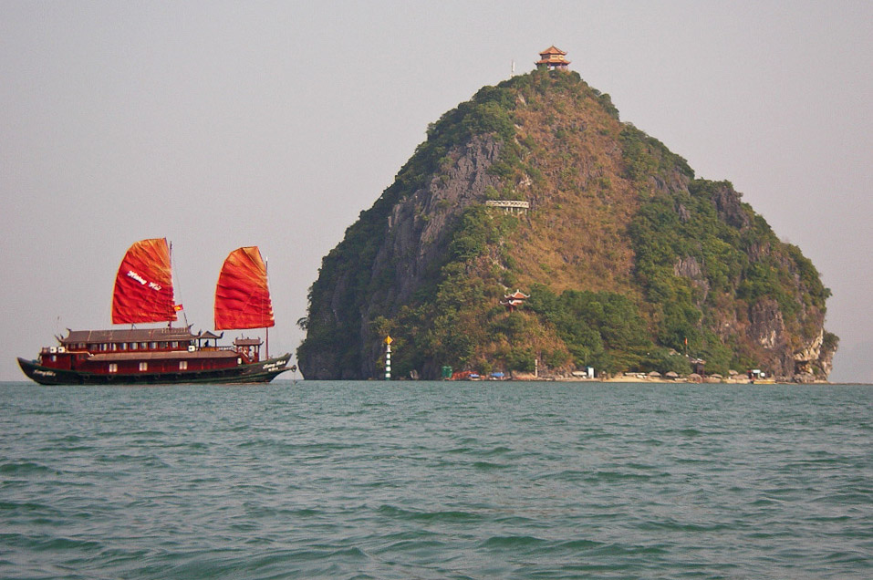 Tàu tham quan neo dưới chân đảo Ti Tốp