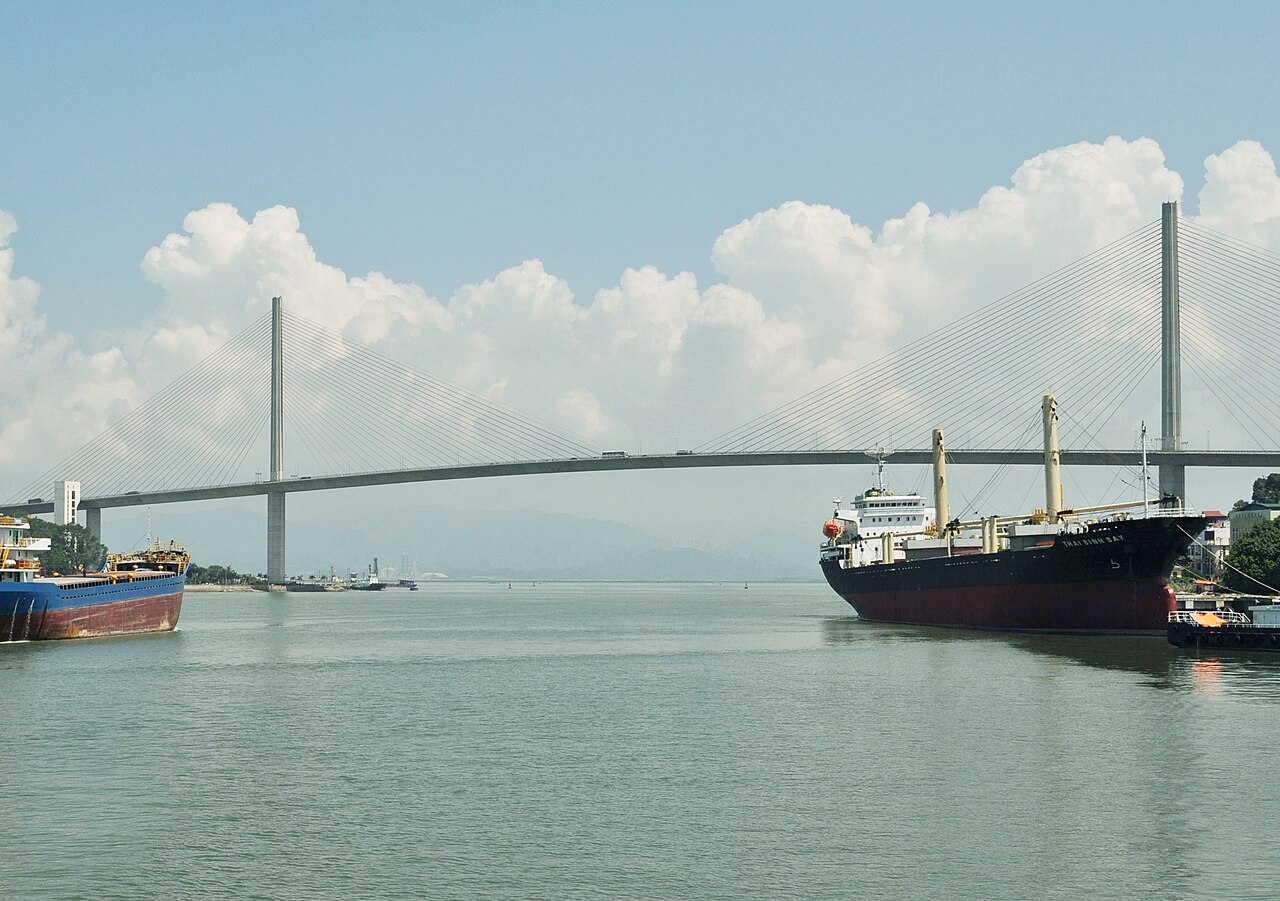 Cầu Bãi Cháy nối hai bờ Hạ Long