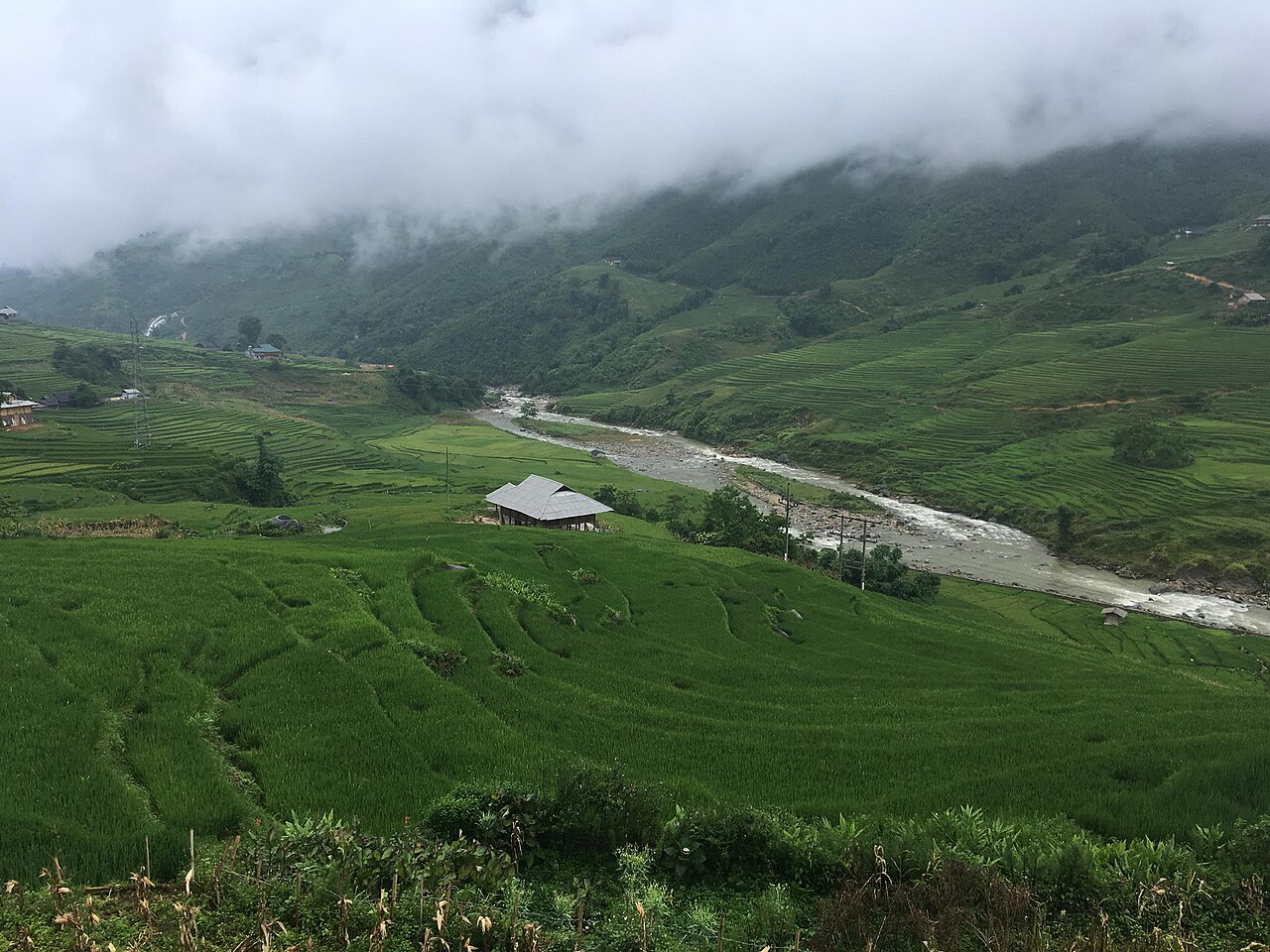 Thung lũng Mường Hoa với dòng suối uốn lượn