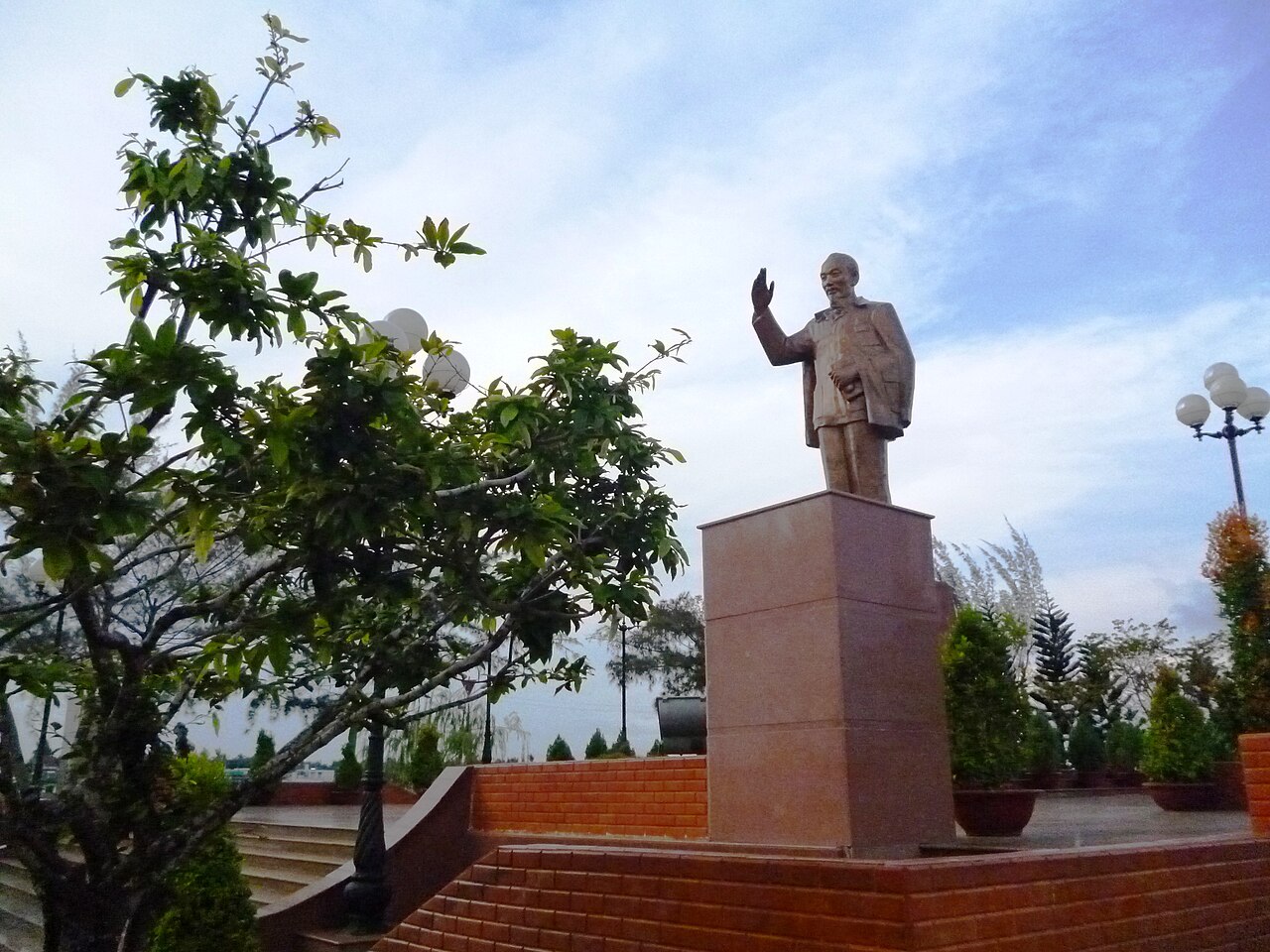 Công viên bến Ninh Kiều với tượng đài Bác Hồ