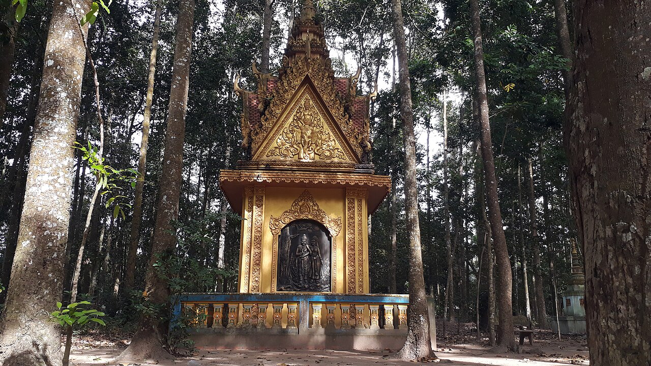 Miếu nhỏ trong khuôn viên chùa Dơi