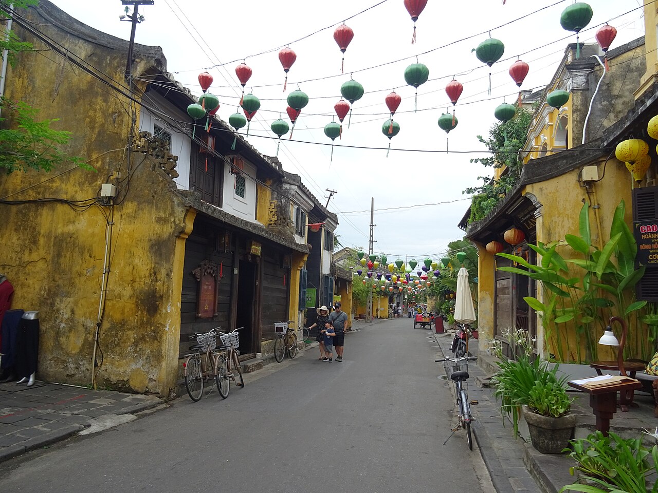 Con phố nhỏ treo đèn lồng ở Hội An