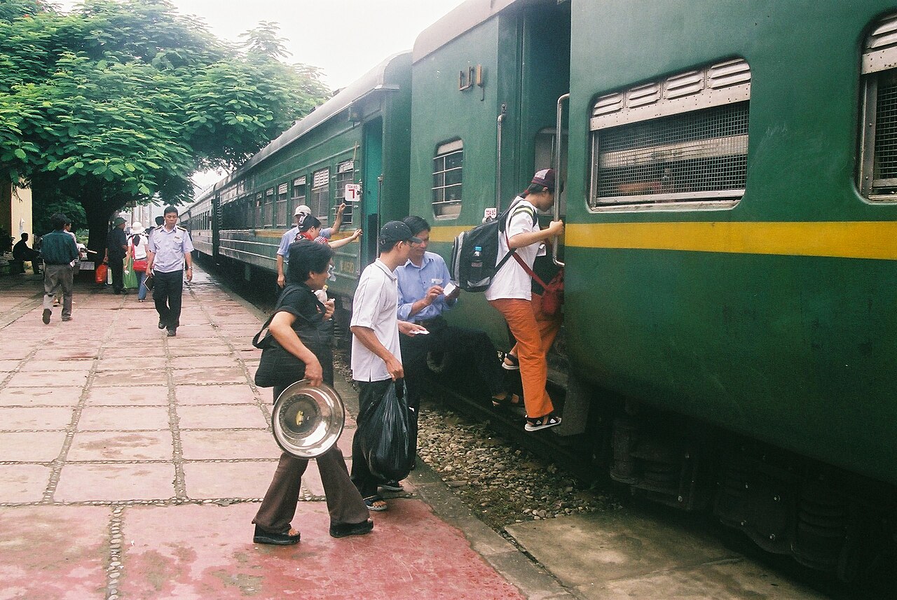 Hành khách lên tàu hỏa ở Việt Nam
