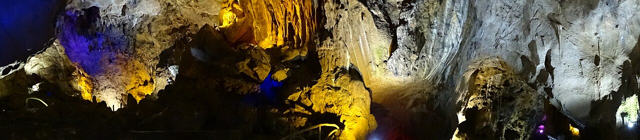Toàn cảnh bên trong động Tam Thanh