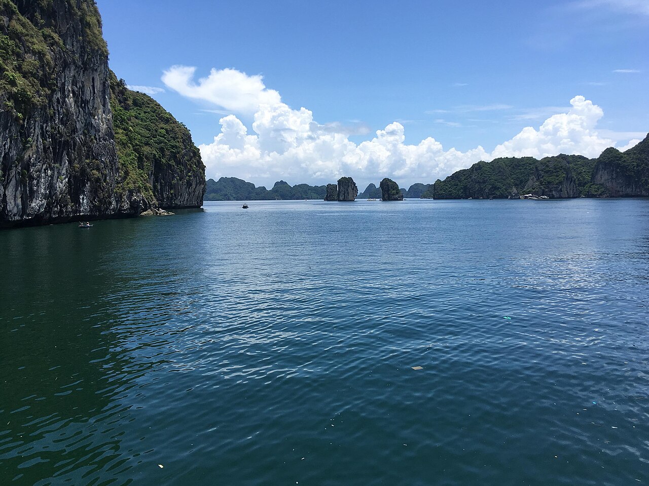 Ha Long Bay, Lan Ha Bay or Bai Tu Long Bay: Which Should You Choose for a Cruise?