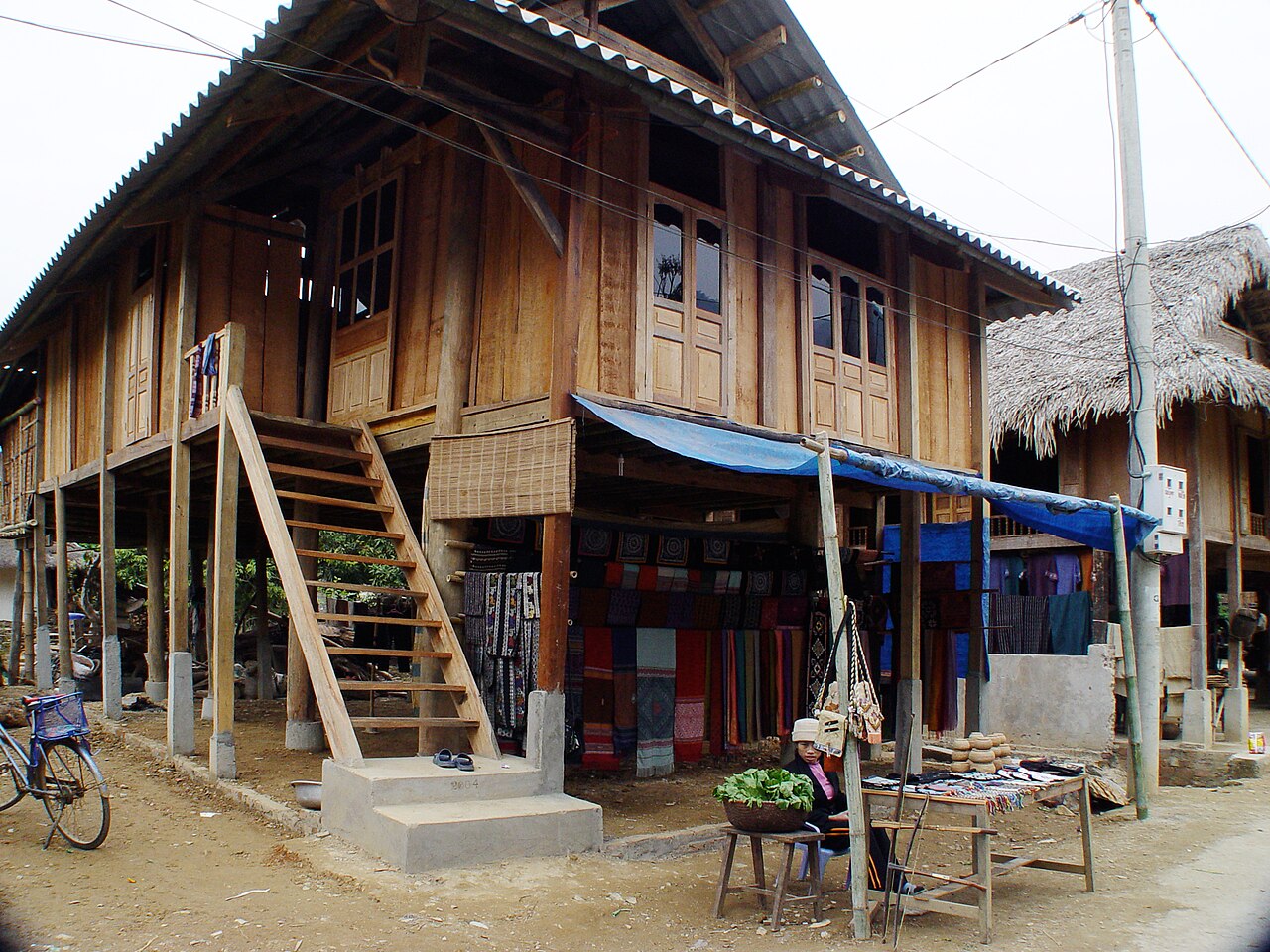 Người dân dựng nhà sàn ở Mai Châu