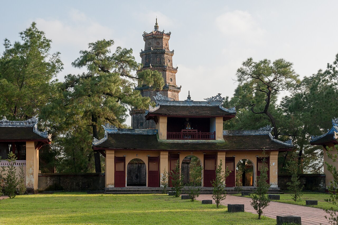 Chùa Thiên Mụ bên bờ sông Hương, Huế