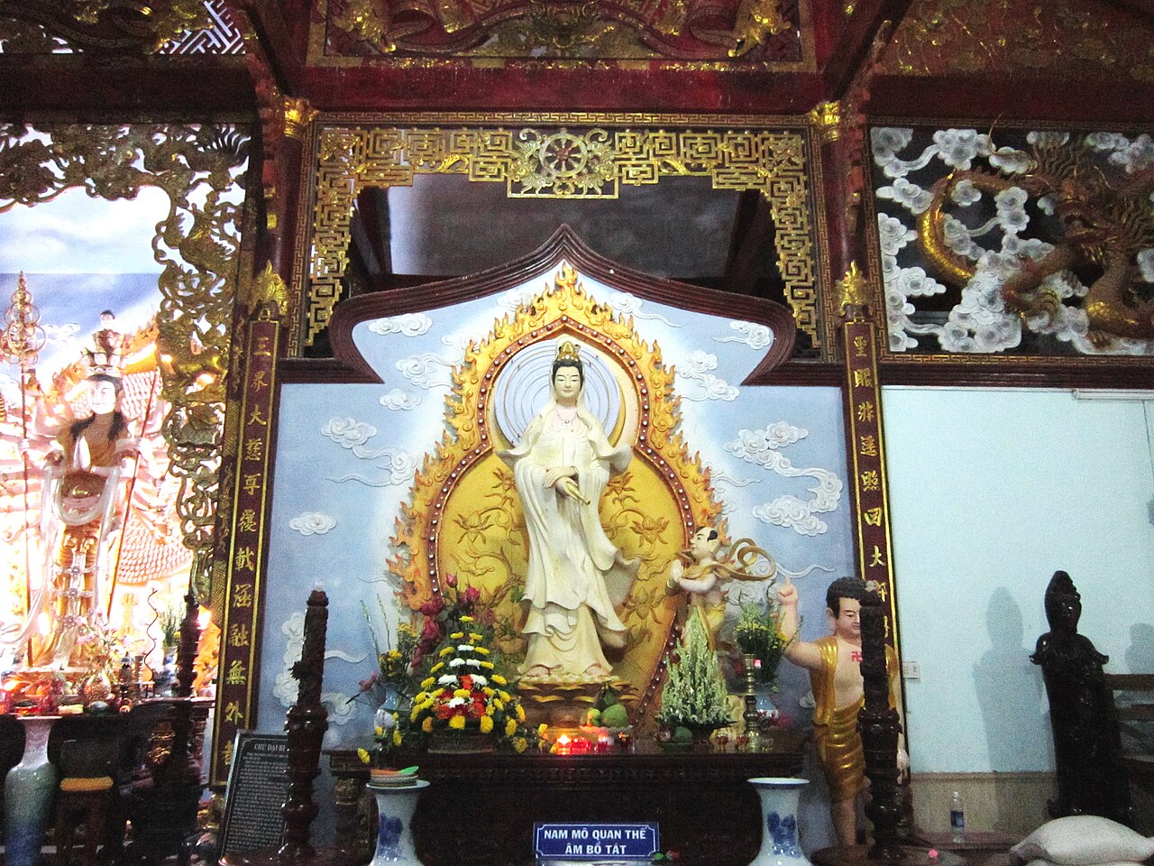 Tượng Quan Âm trong điện thờ
