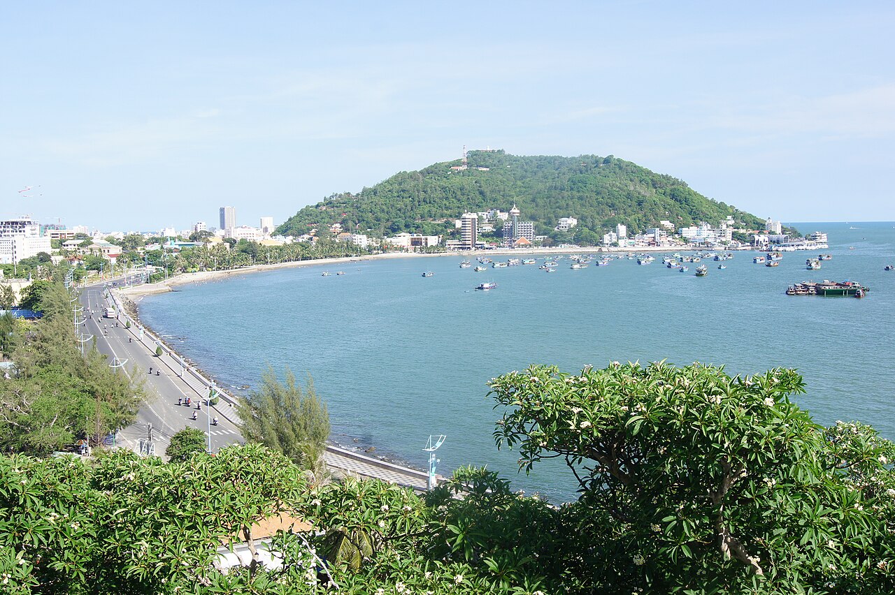 Bờ biển Vũng Tàu cong dài