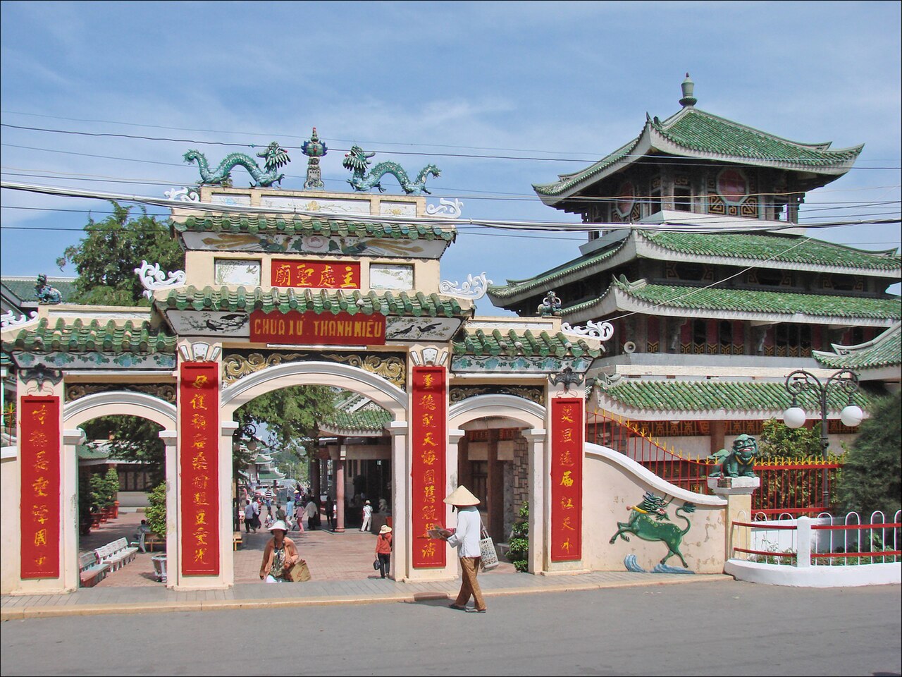 Cổng vào Miếu Bà Chúa Xứ
