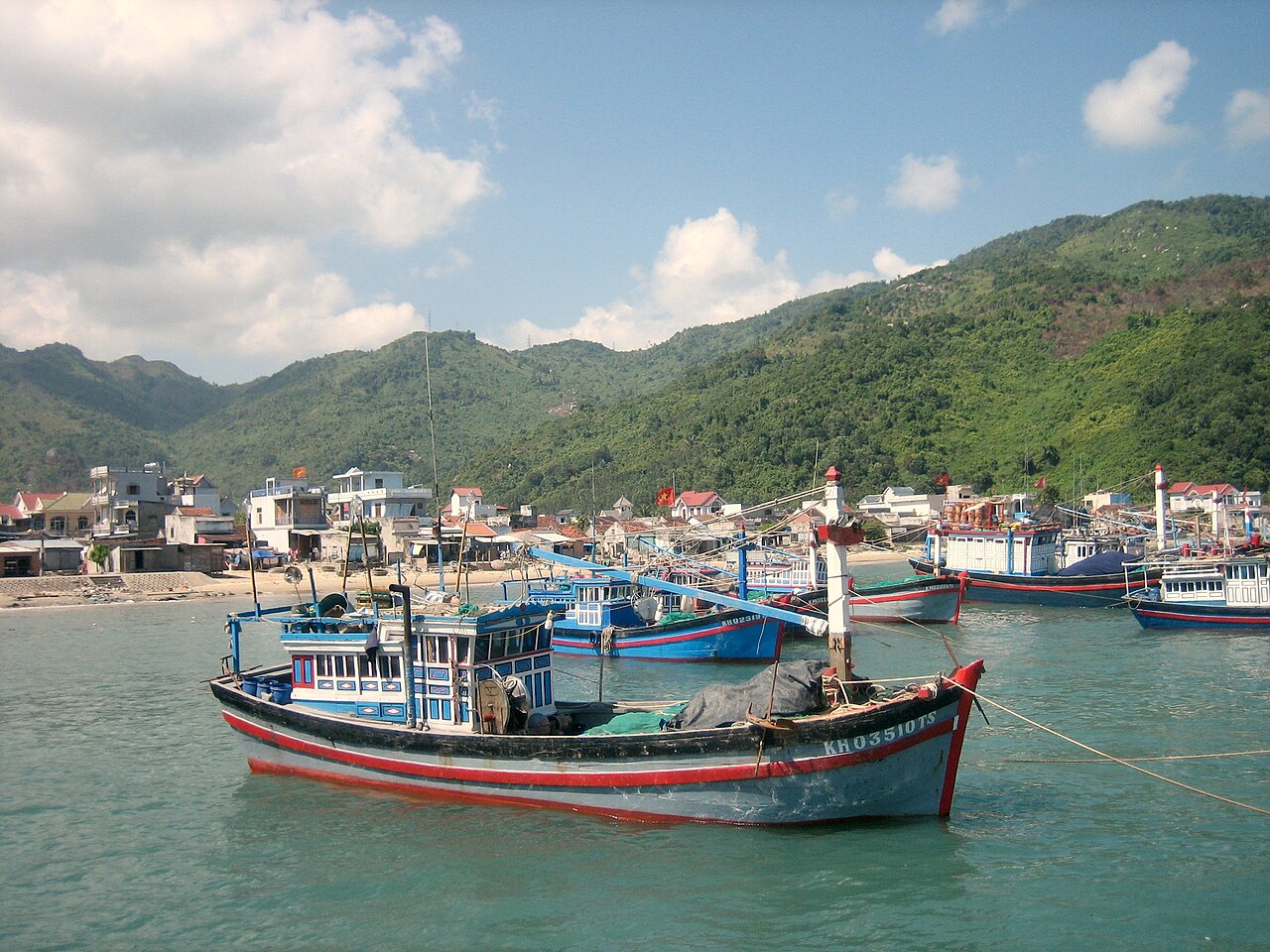 Thuyền đánh cá ở làng chài Nha Trang