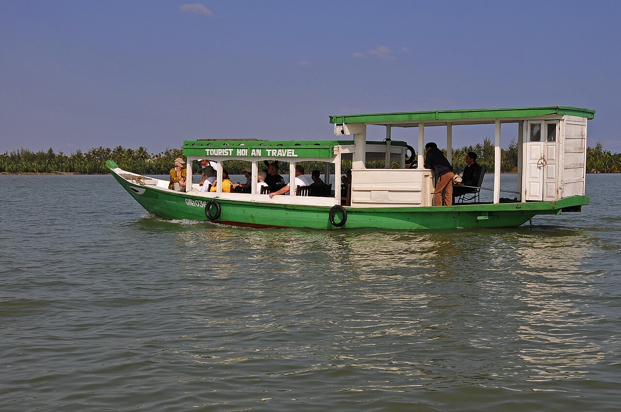 Chiếc thuyền trên sông Thu Bồn