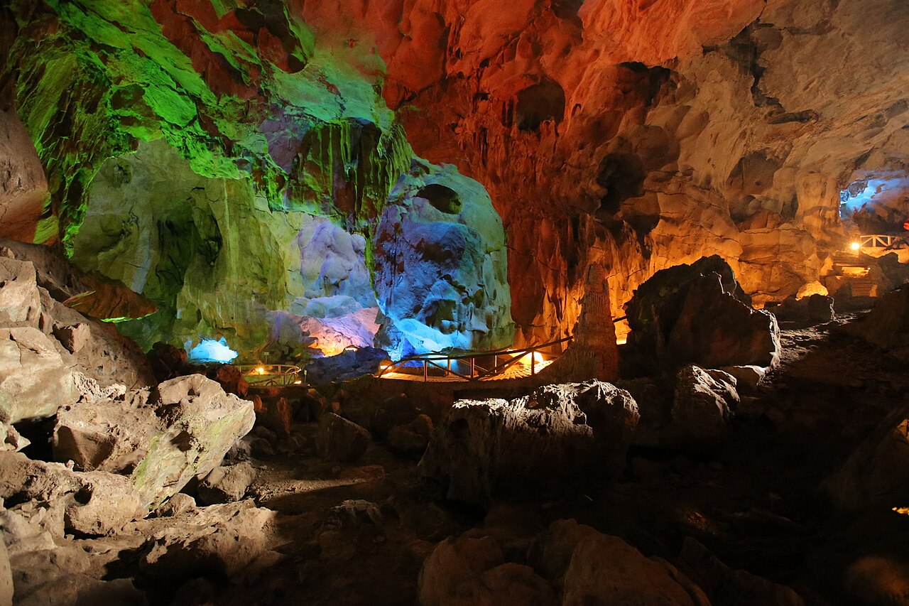 Hang động Tam Thanh với ánh đèn màu